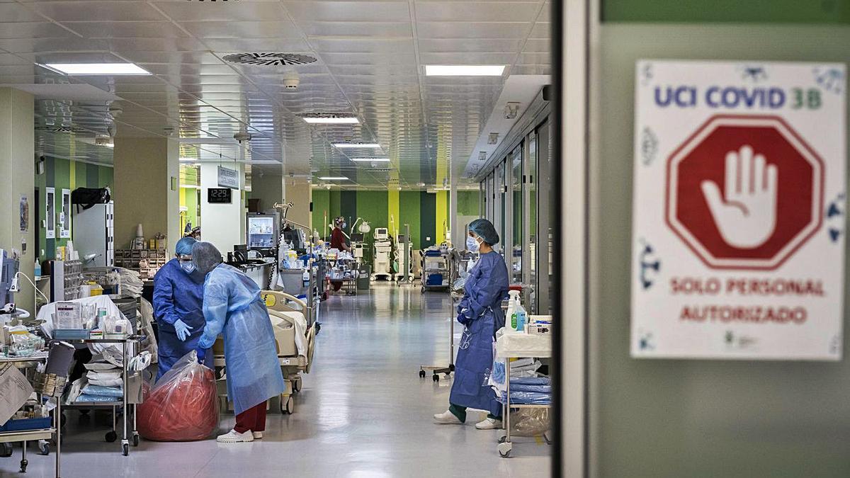 Imagen de la unidad de críticos del Hospital General de València. | GERMÁN CABALLERO