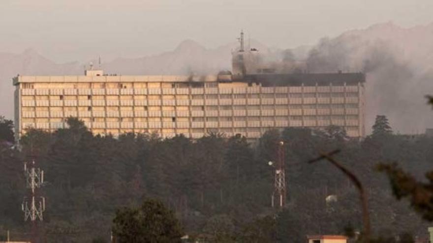 Un atentado suicida contra un hotel en Kabul deja al menos 18 muertos