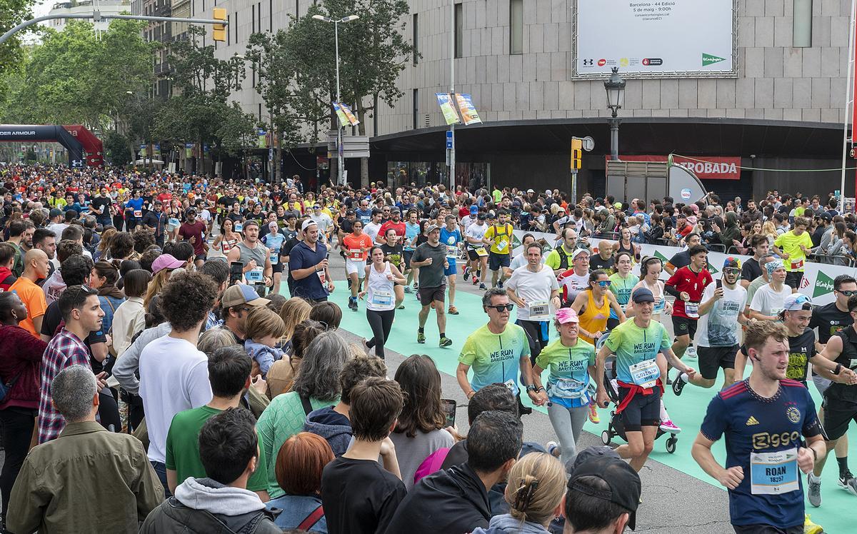 Los participantes finalizando en plaça Catalunya su recorrido de 10 km durante la 44 edición de la Cursa de El Corte Inglés
