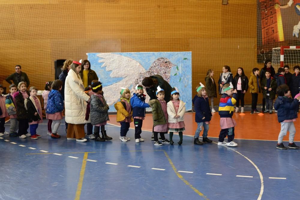 Los 500 alumnos del colegio San Francisco Javier participan en los actos del Día de la Paz