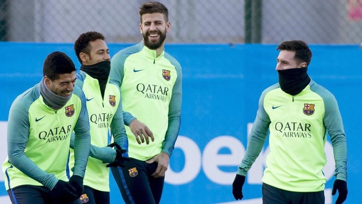 Suárez, Neymar, Piqué y Messi se divierten en el entrenamiento previo al viaje a Sevilla.