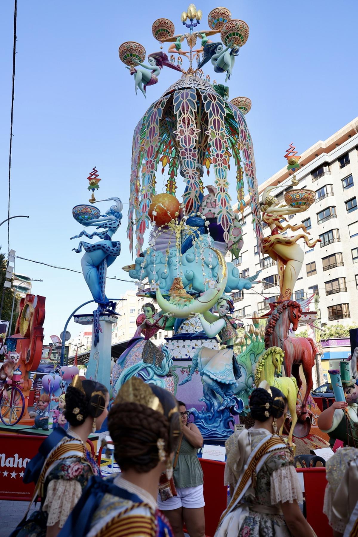 Paseo por las Hogueras de Alicante: visita de la comitiva fallera a Florida Portazgo y Diputación Renfe