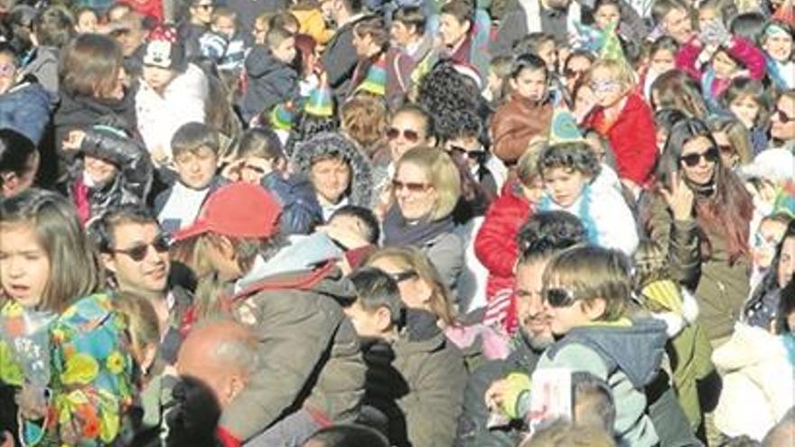 La nochevieja infantil reunió ayer a cientos de niños en la plaza de España