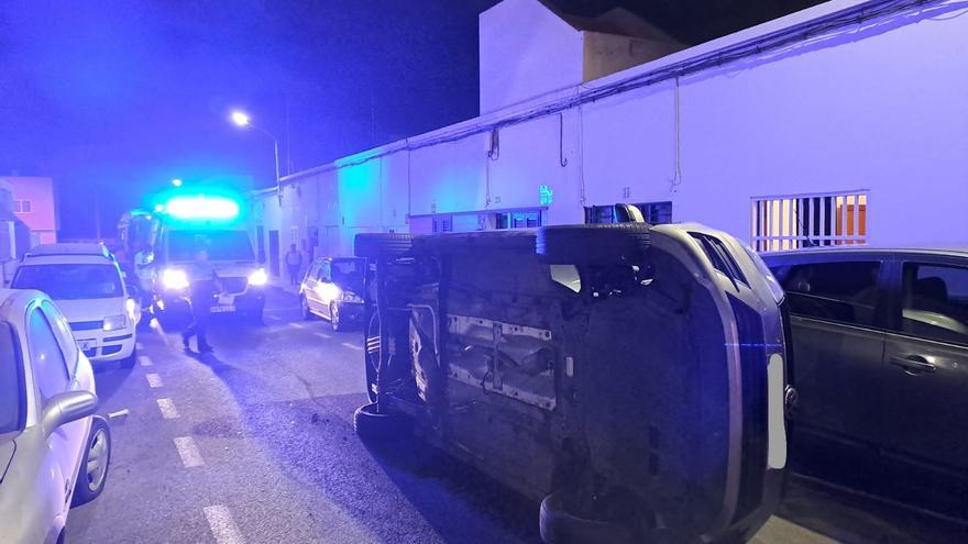 Aparatoso vuelco de un coche en Arrecife