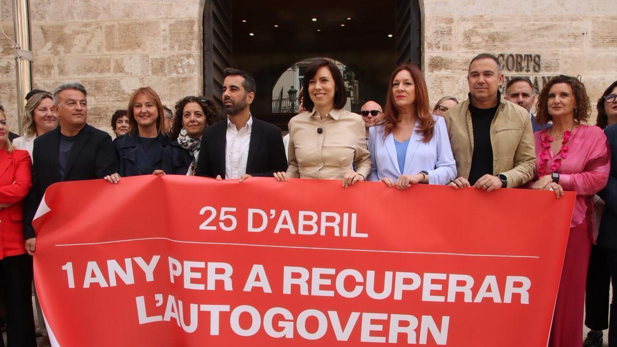 La ministra y líder del PSPV, Diana Morant, protesta ante las Corts con los diputados socialistas por no celebrar el 25 d'Abril.