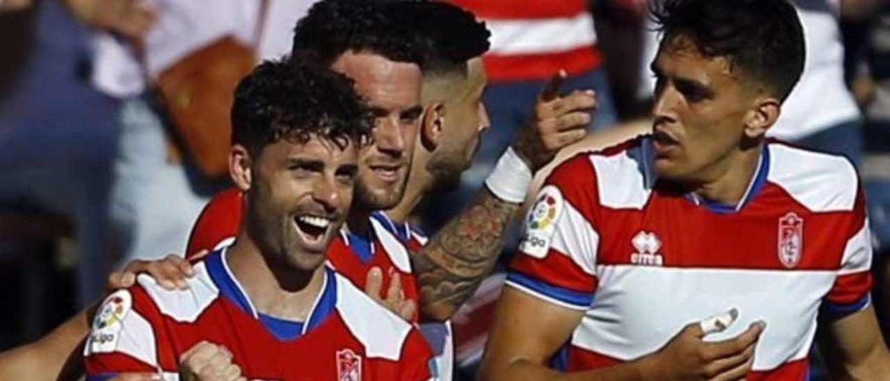 Rodri, con el puño cerrado, celebra el gol ante el Nàstic de la pasda semana, con Martínez a la derecha.