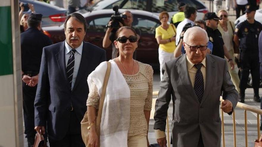 Isabel Pantoja saliendo de la Ciudad de la Justicia.