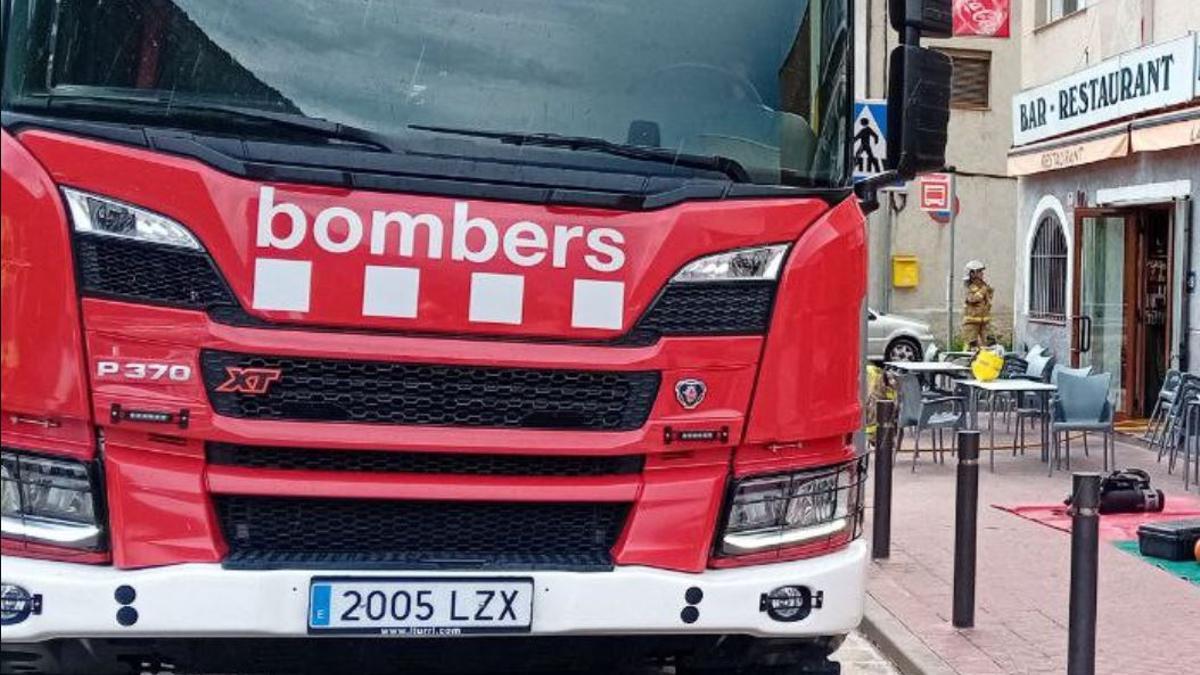 Efectius de Bombers treballen en l'incendi d'un edifici del Collet, a Guardiola de Berguedà