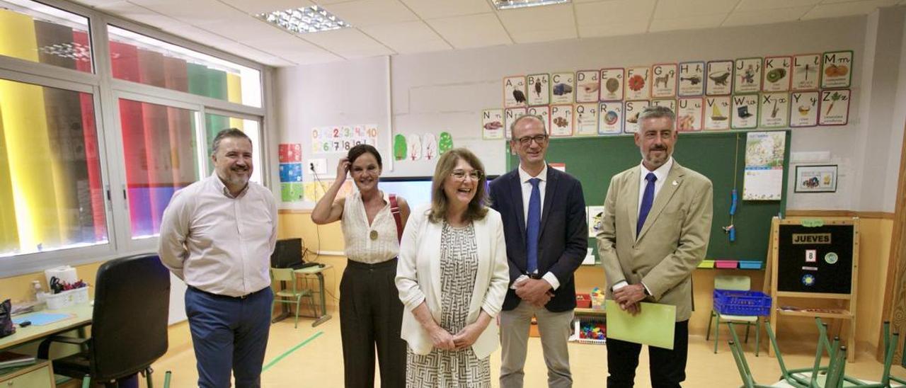 Mabel Campuzano (c), antes de la rueda de prensa que inaugura el curso escolar 2022-2023