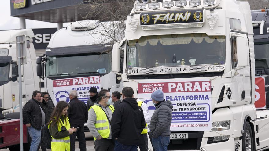 Huelga del transporte: Los transportistas mantienen los paros y la ministra se reunirá con ellos