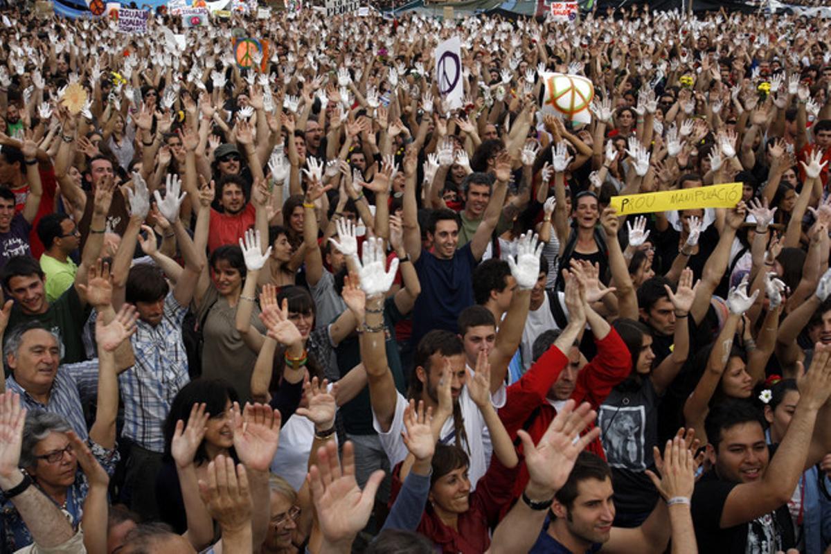 El desallotjament de la plaça de Catalunya, vist per Julio Carbó.