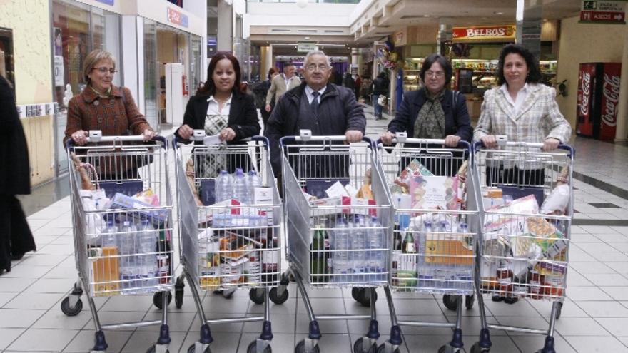 Otros cinco lectores del periódico, premiados con carros de la compra