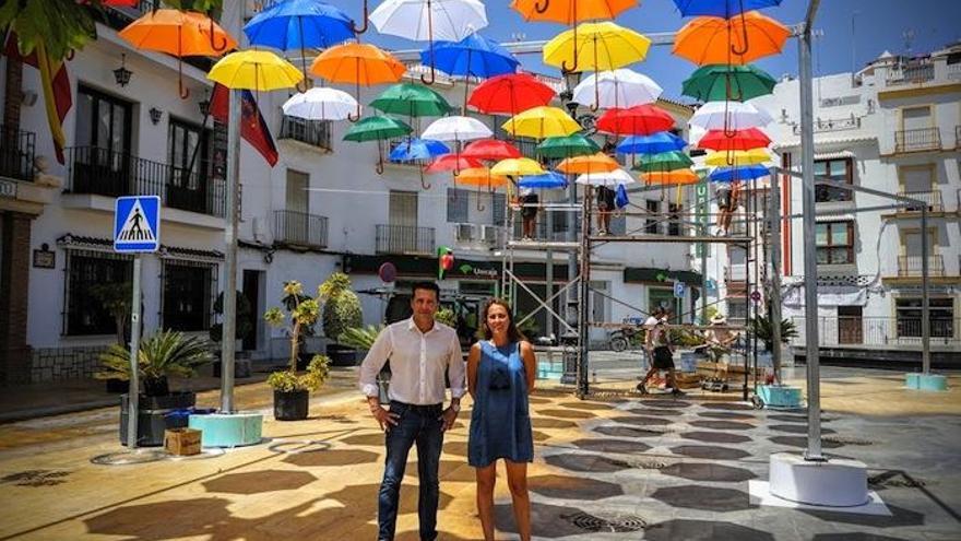 El alcalde de Torrox, Óscar Medina, y la teniente de alcalde de Torrox, Paola Moreno.