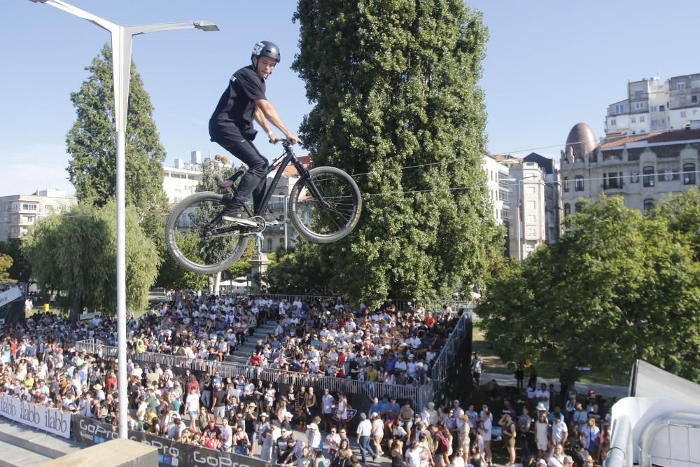 Las acrobacias aéreas del Dirt Jump dejan boquiabierto al público de O Marisquiño.