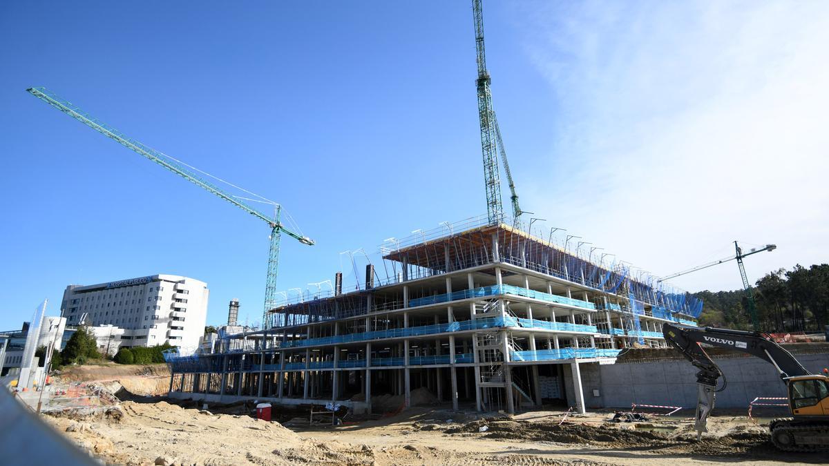 Hospital Montecelo, al fondo, tras las obras de ampliación