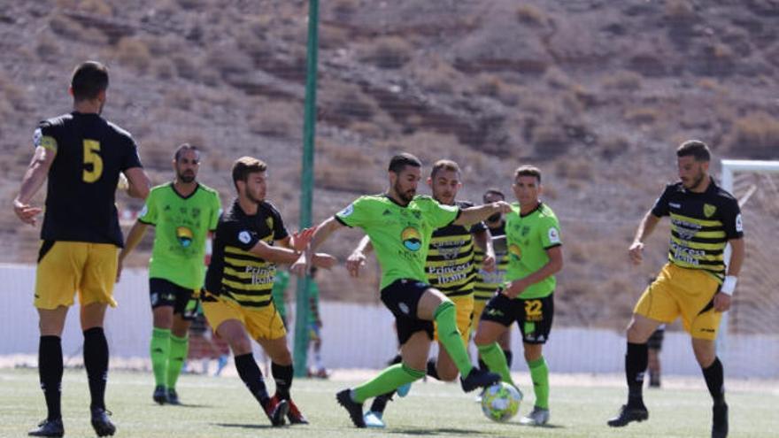 El partido se jugó mucho en medio campo.