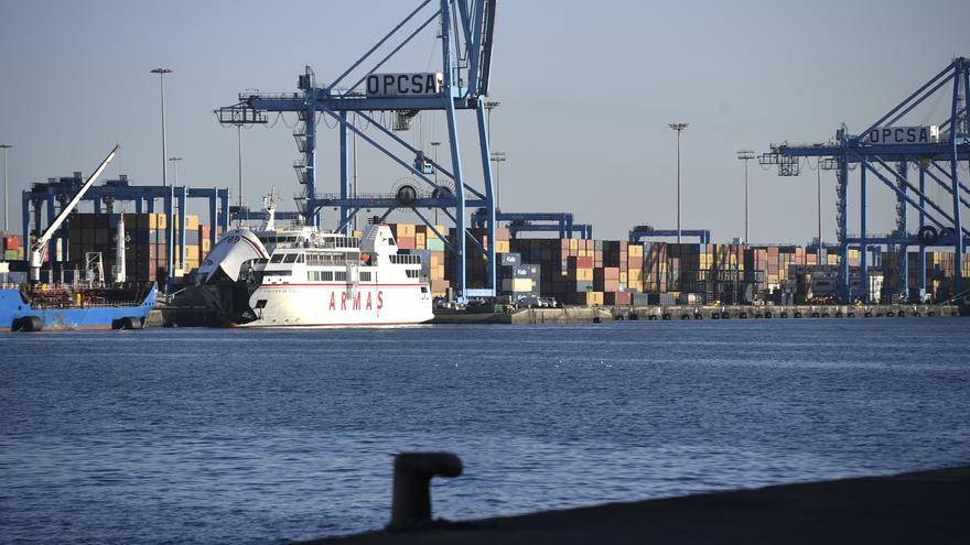 Los grupos Hamilton y Boluda compiten por suelo en el Puerto de Las Palmas para almacenar coches