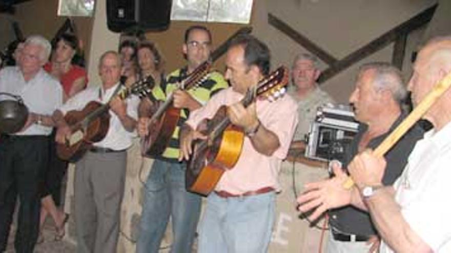 La convivencia-cena organizada por el grupo Nuestra Señora de Sopetrán llena de folclore Jarandilla