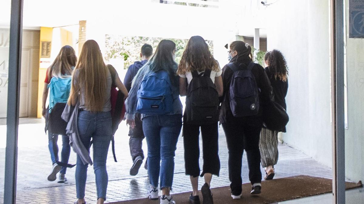 Varios alumnos de un instituto valenciano salen de las clases.