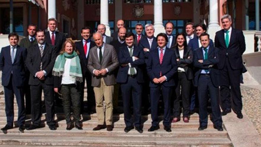 Ricardo Arranz, en el centro, junto a los participantes en el foro internacional.