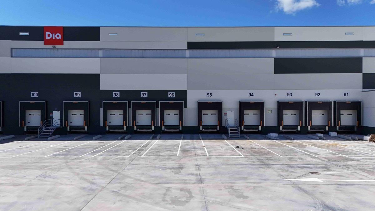 El exterior de la plataforma logística de la cadena Dia.