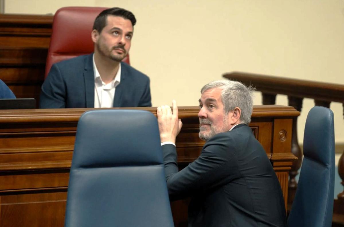Foto de archivo del Fernando Clavijo y el nacionalista David Toledo en sus escaños del Parlamento.