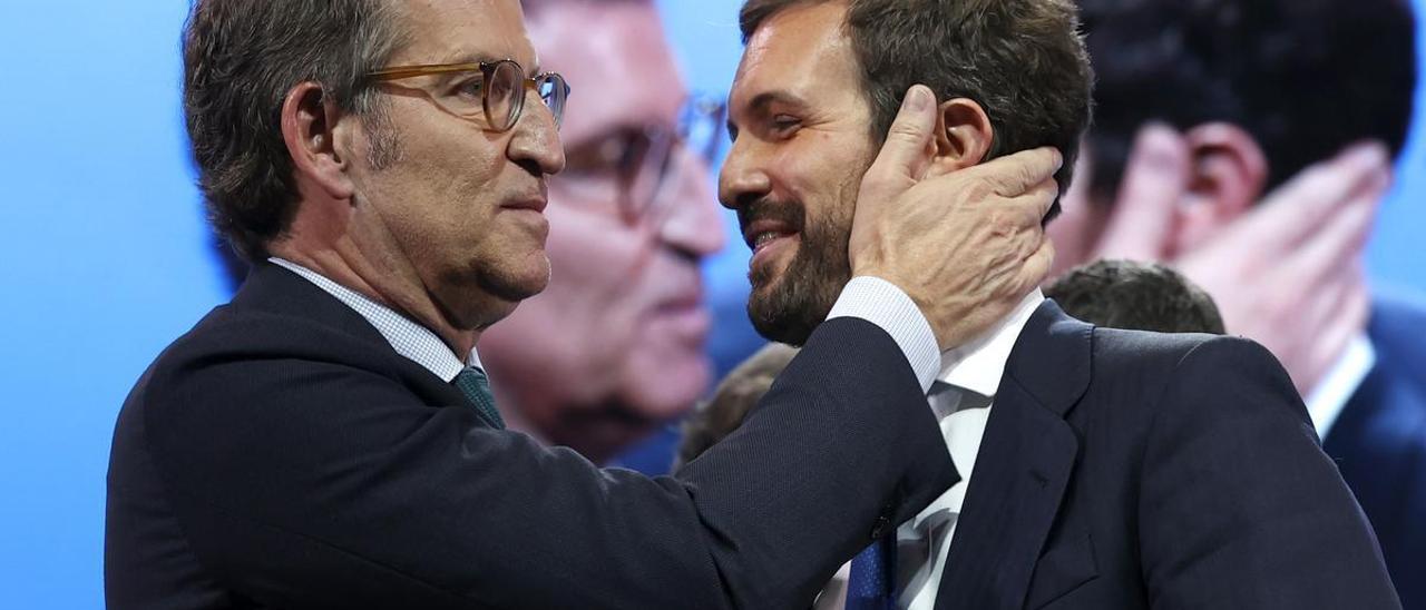 El nuevo presidente del PP, Alberto Núñez Feijóo (i), saluda a su antecesor en le cargo, Pablo Casado (d) tras su discurso en la segunda jornada del XX Congreso Nacional del PP.