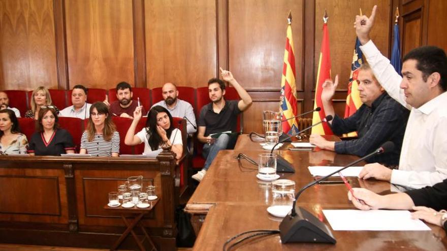 El alcalde votando con los grupos de la oposición al fondo.