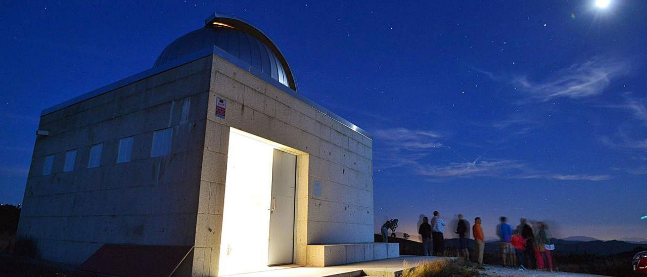 Un grupo de personas mirando el cielo en el exterior del observatorio de Cotobade.   | // GUSTAVO SANTOS