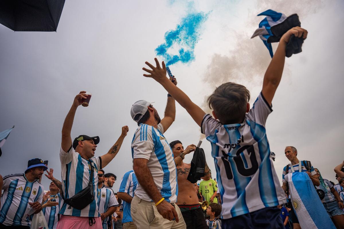 Aficionados argentinos se reúnen en la playa del Bogatell el día antes de la gran final contra España del Mundial