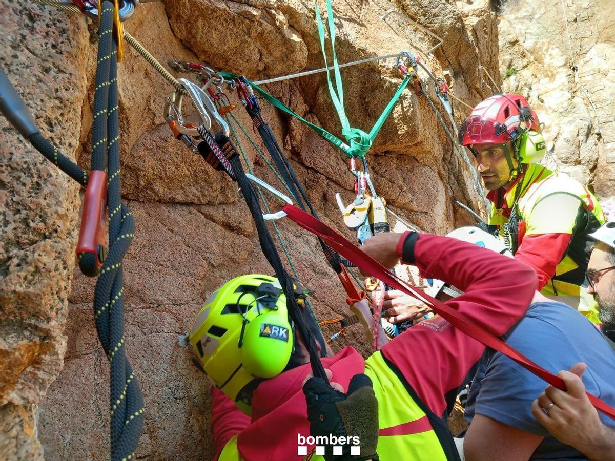 El moment del rescat a la via ferrada de la Cala del Molí, a Sant Feliu de Guíxols.