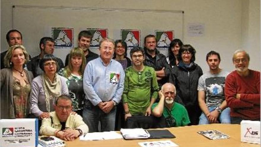 Els promotors de la ILP i de la Xarxa de Drets Socials presentant la campanya ahir a Girona.
