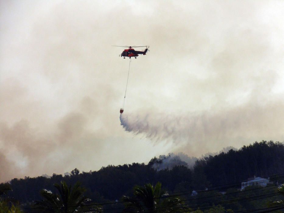 El fuego amenaza la cala de la Granadella