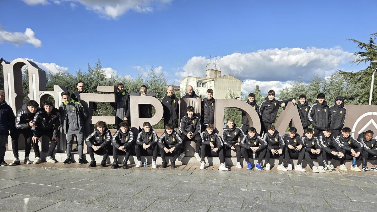 La plantilla del juvenil y el cuerpo técnico posan en Villanueva de la Serena