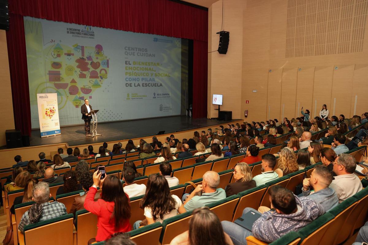 Poli Suárez anuncia la creación de la Unidad para el Bienestar del Profesorado en el segundo encuentro regional de directores