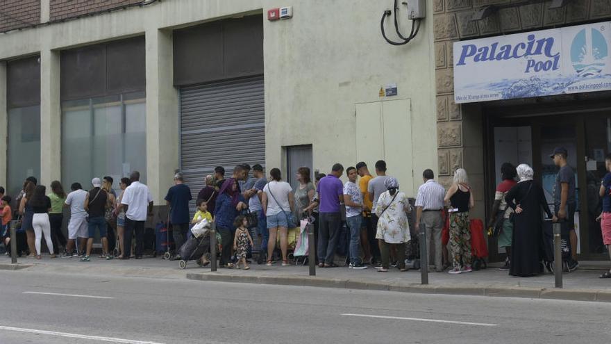 Cues davant de la plataforma d&#039;aliments, el juliol passat