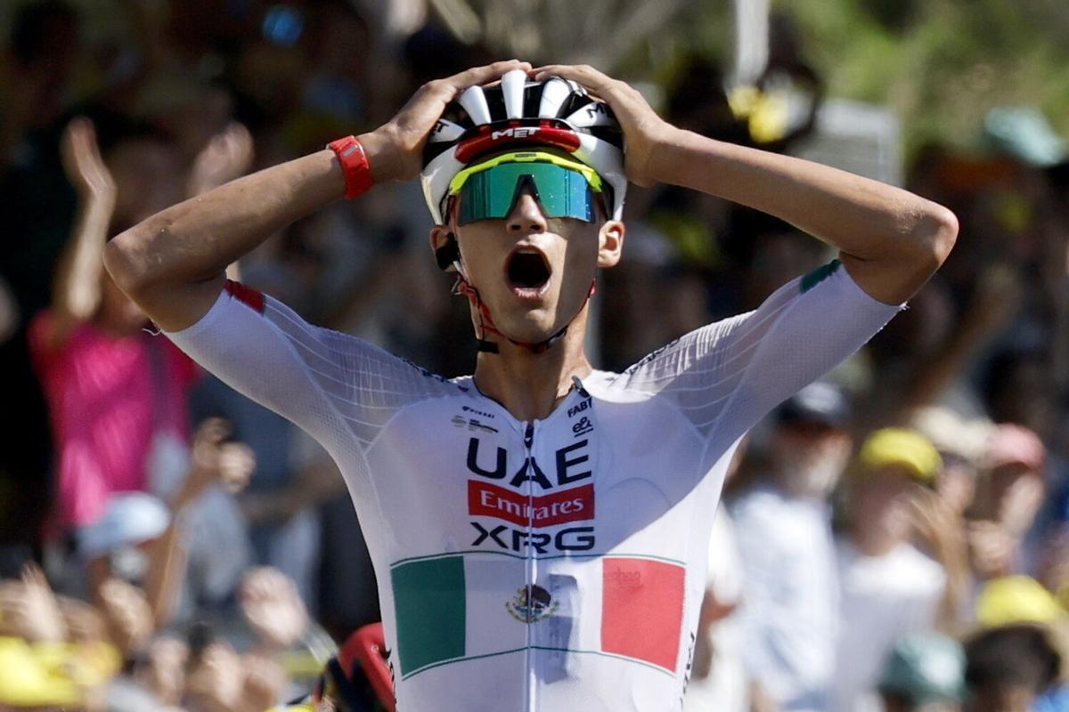 Isaac del Toro celebra su triunfo en la segunda etapa del Tour