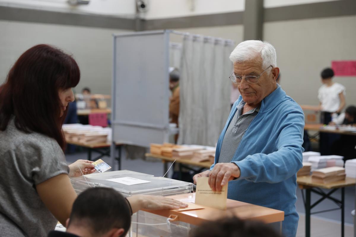 DURANGO (VIZCAYA), 28/05/2023.- Un hombre ejerce su derecho al voto en un colegio electoral de Durango (Vizcaya) este domingo durante las elecciones para elegir los ayuntamientos y en las Juntas Generales del territorio. EFE/ Luis Tejido