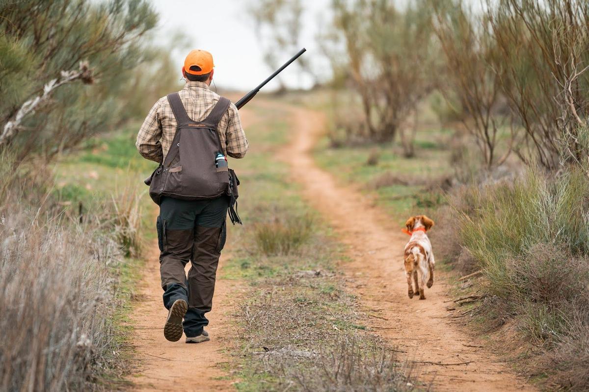 Un cazador y su perro.