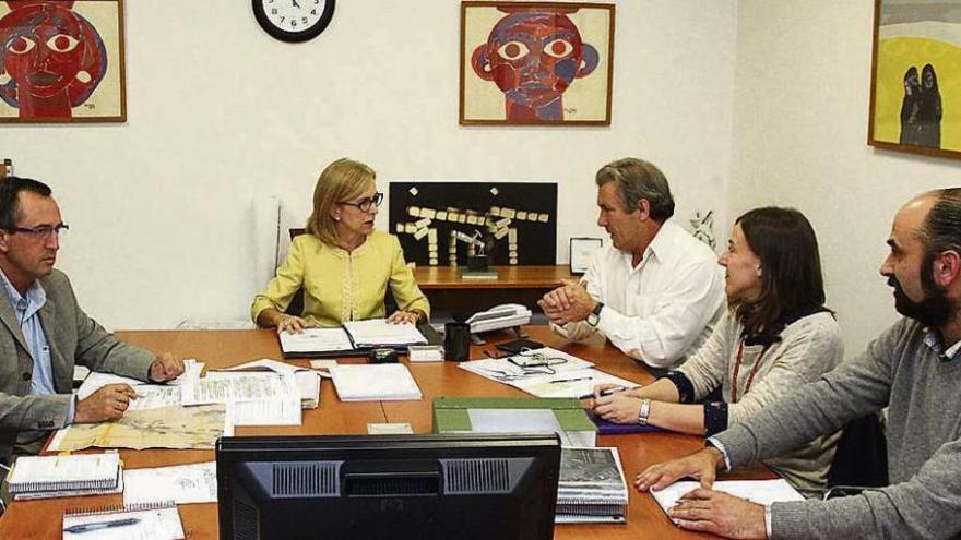 Encarnación Rivas, José Luis Poceiro y Ornela Fernández (en el centro), durante la reunión. // FdV