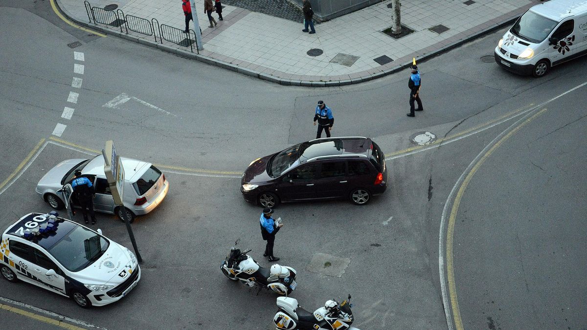 Un control de alcoholemia realizado por la Policía Local de Mieres.
