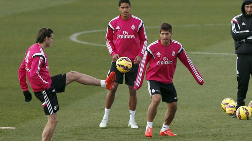 Rondo del Real Madrid en el que participan Bale, Varane y Lucas Silva.