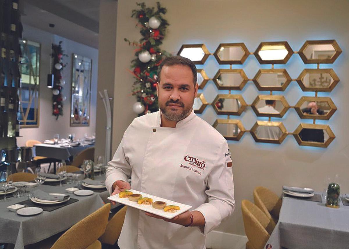 El chef de El Envero, Manuel Valera, mostrando uno de sus platos.