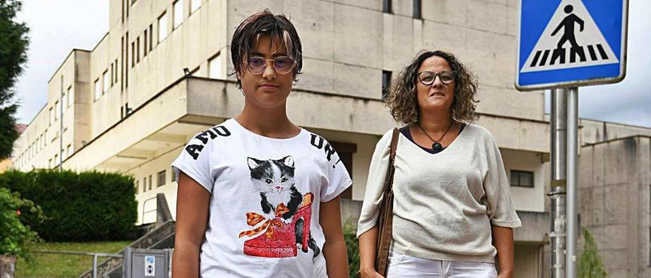 Uxía Souto y su madre, Silvia Solla, frente al instituto de Monte Porreiro.