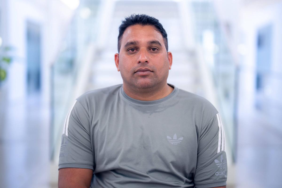 Toheed Sajjad, trabajador de la construcción, durante una entrevista sobre el accidente laboral que sufrió y que le dejó en silla de ruedas.