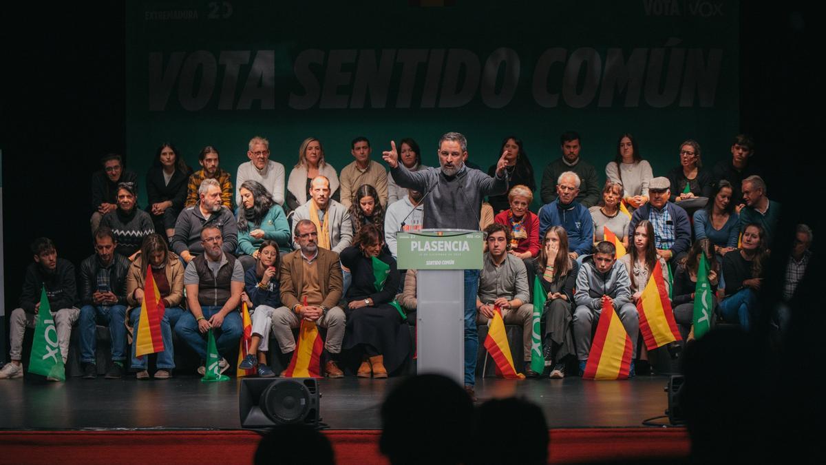 Polémica por decir Abascal que hay que "desinfectar" el palacio de congresos de Plasencia, tras la despedida a Robe.