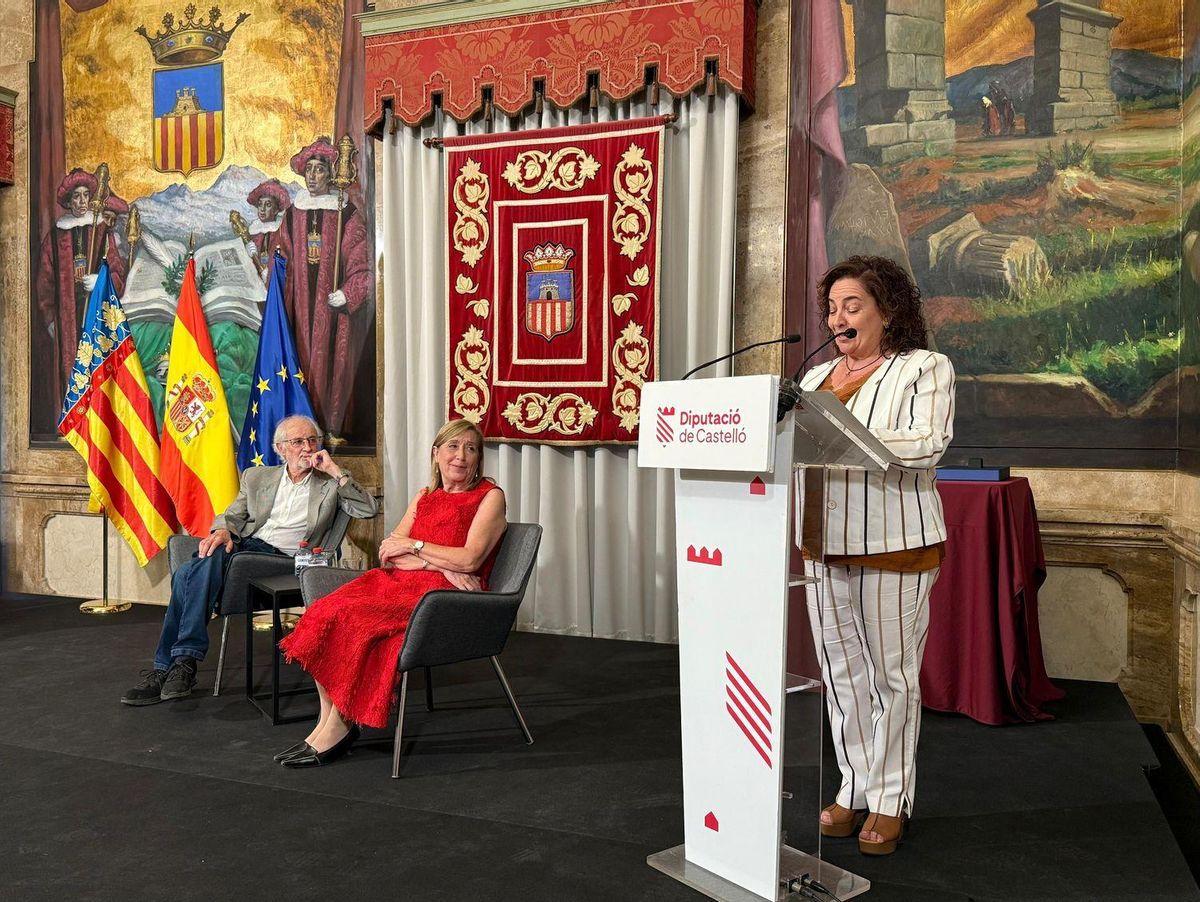 La diputada Marisa Torla, junto a los homenajeados.