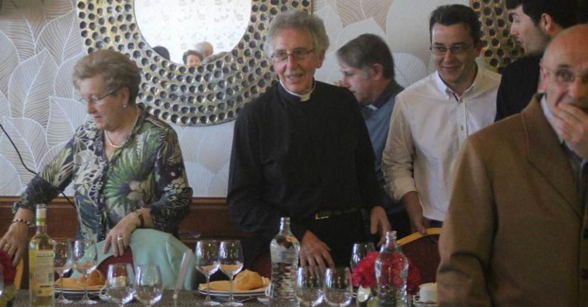 José Manuel García, ayer, en Candás, rodeado de feligreses.