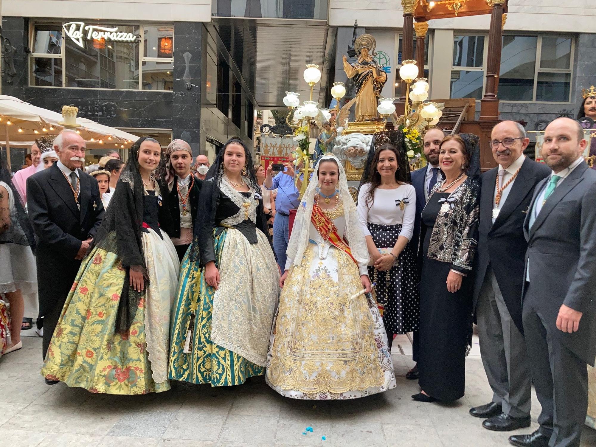 La calle San Vicente acoge la procesión "dels Xiquets" con tres generaciones falleras