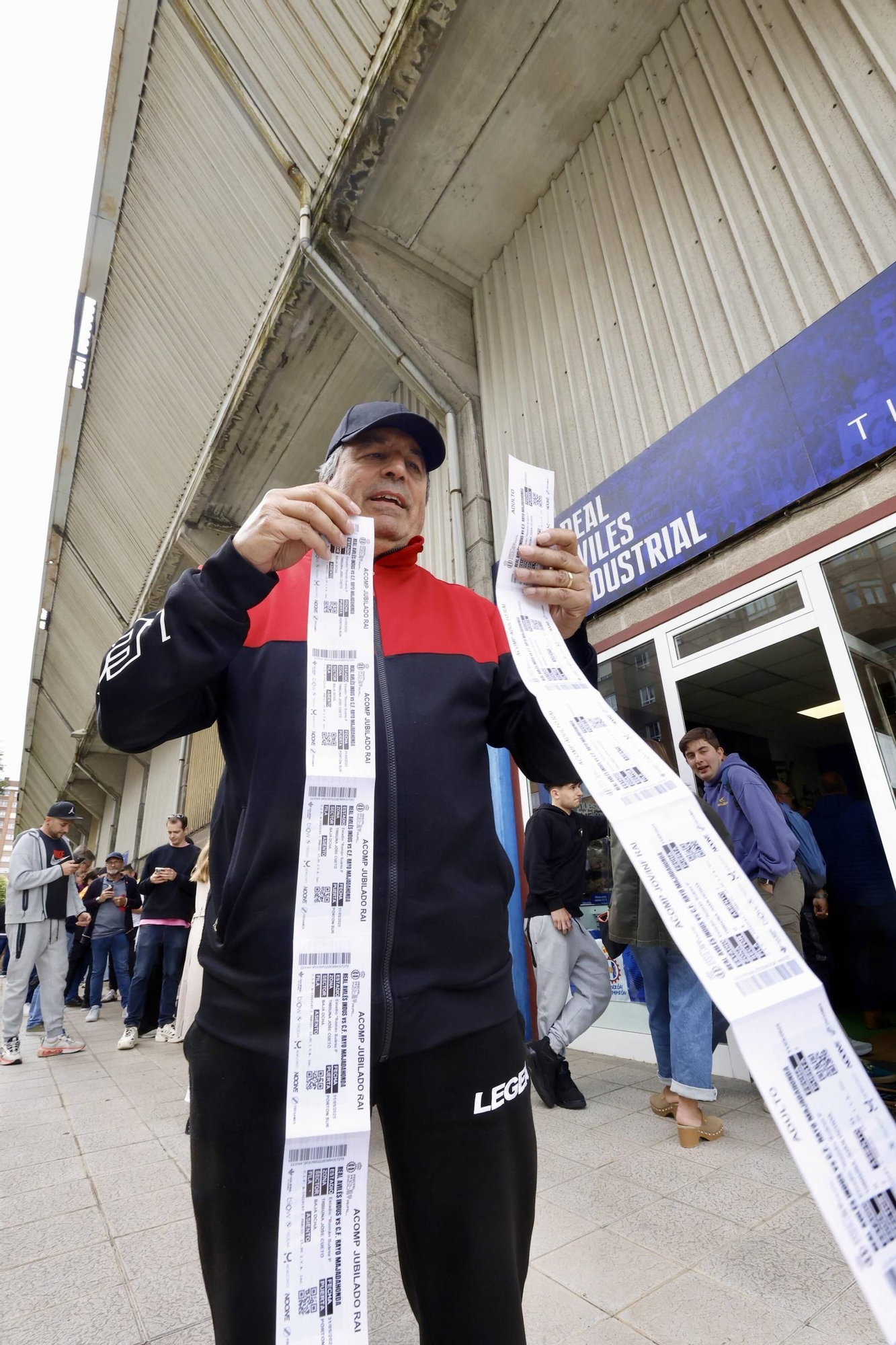EN IMÁGENES: Impresionantes colas para asistir a la final por el ascenso del Avilés